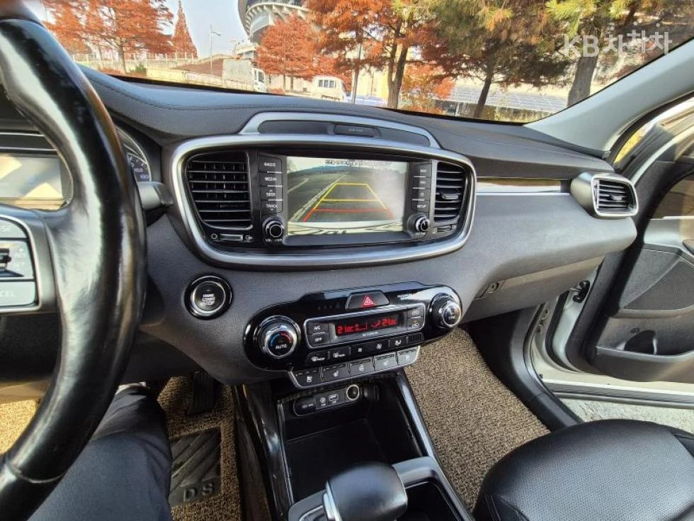 Kia Sorento 2WD, снимка 15 - Автомобили и джипове - 54410535