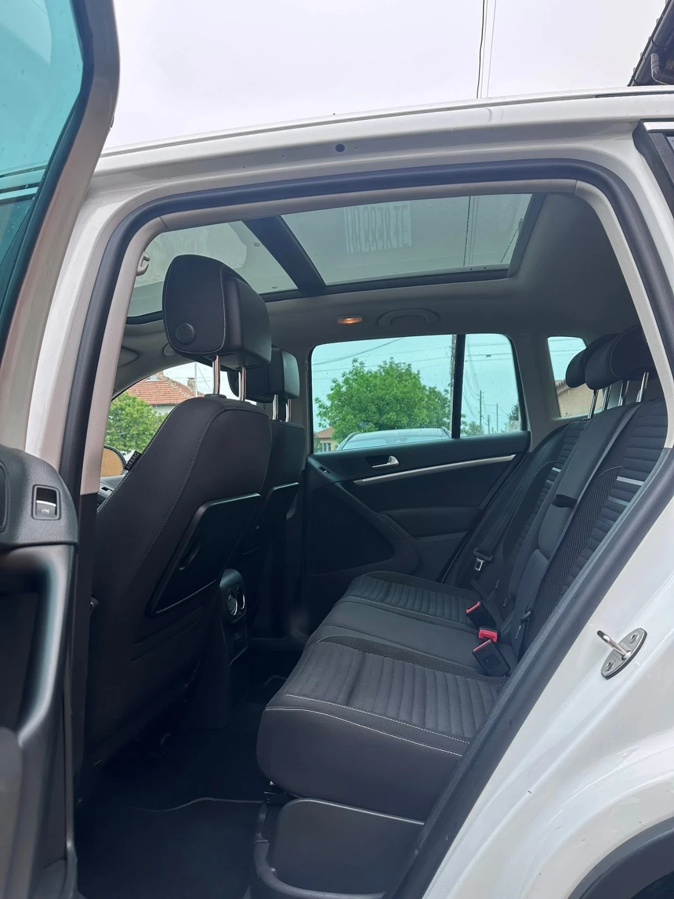 VW Tiguan Cup Sport & Style 2.0 TDI 4x4/Blu* Pano* Navi* Led, снимка 13 - Автомобили и джипове - 56145424