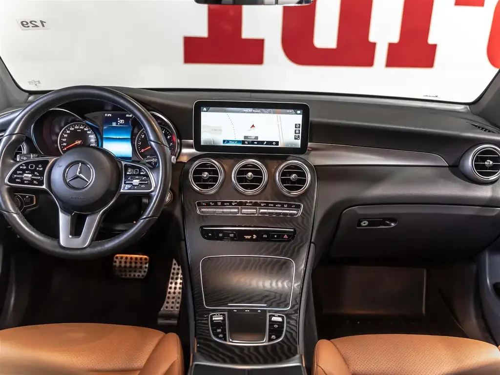 Mercedes-Benz GLC 300 AMG Night PKG| Blind Spot| Pano| Подрев Волан, снимка 7 - Автомобили и джипове - 55589355