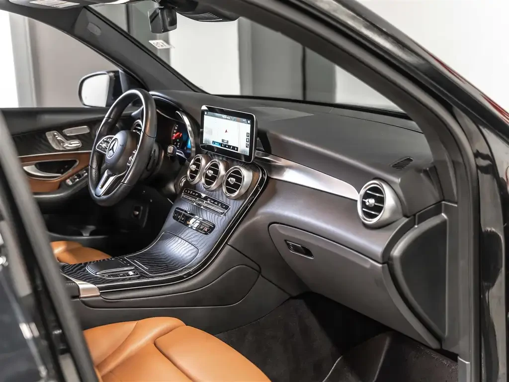 Mercedes-Benz GLC 300 AMG Night PKG| Blind Spot| Pano| Подрев Волан, снимка 8 - Автомобили и джипове - 55589355
