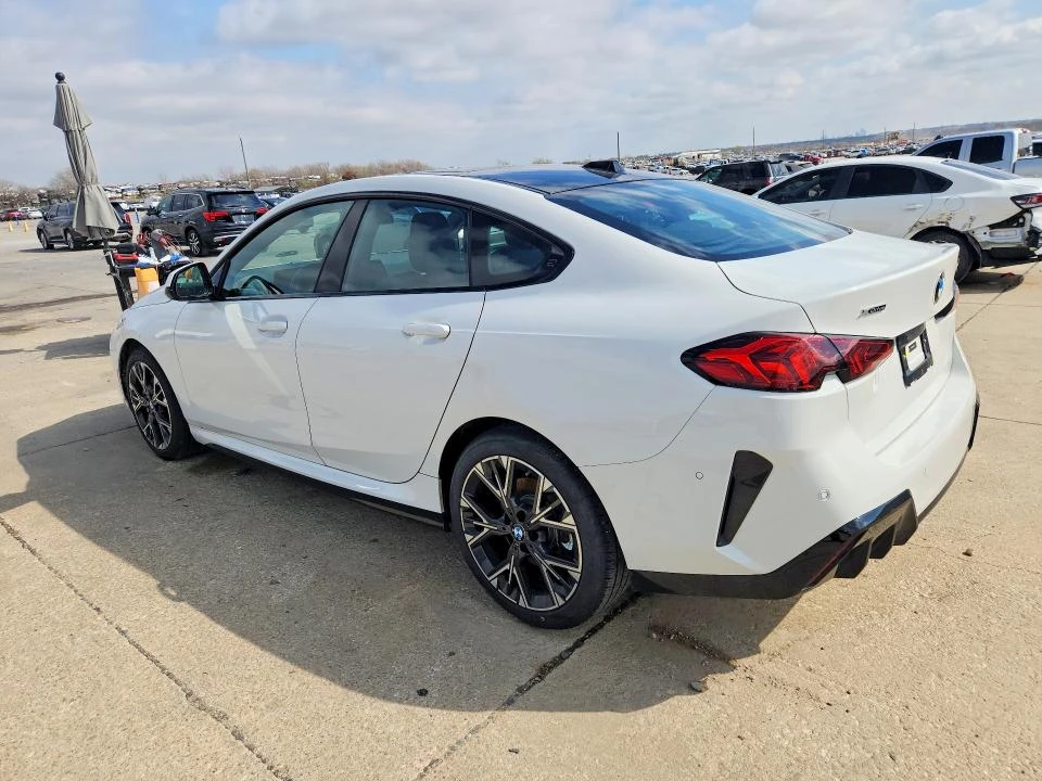 BMW 114 2.0L 4 All Wheel Drive, снимка 2 - Автомобили и джипове - 53891403