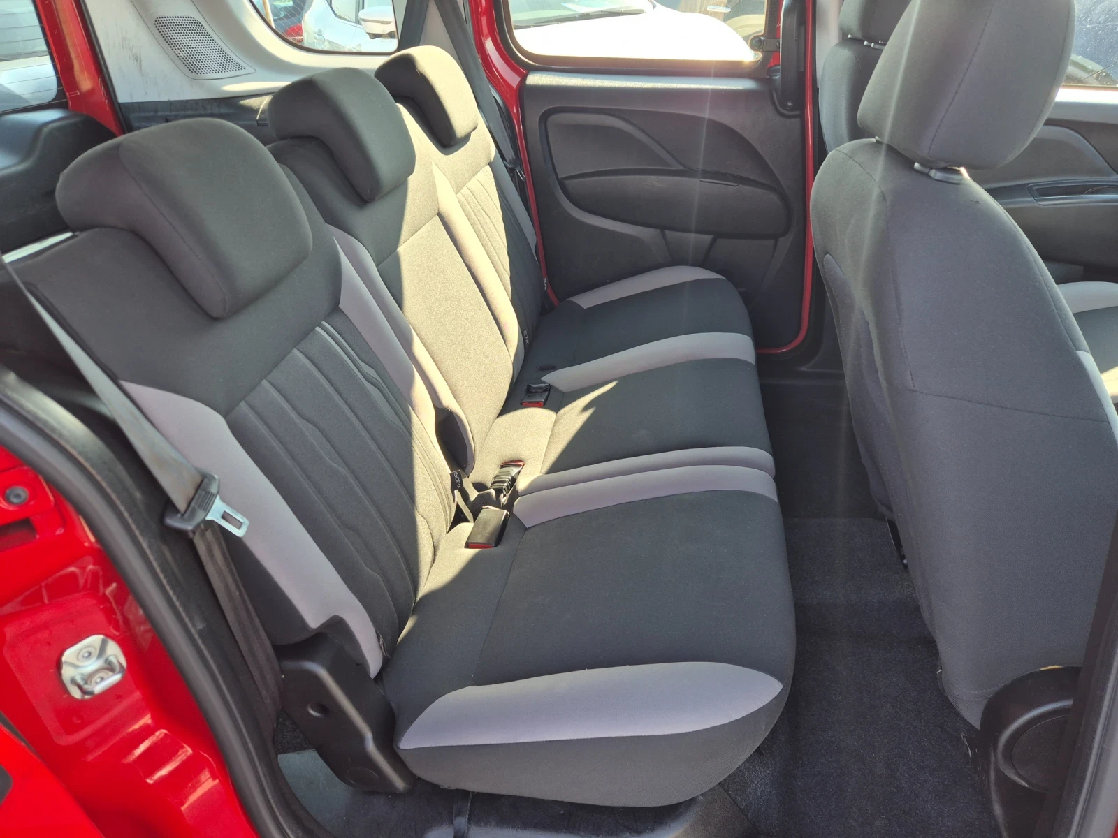 Fiat Doblo 1.6 M-JeT, снимка 13 - Автомобили и джипове - 54863372