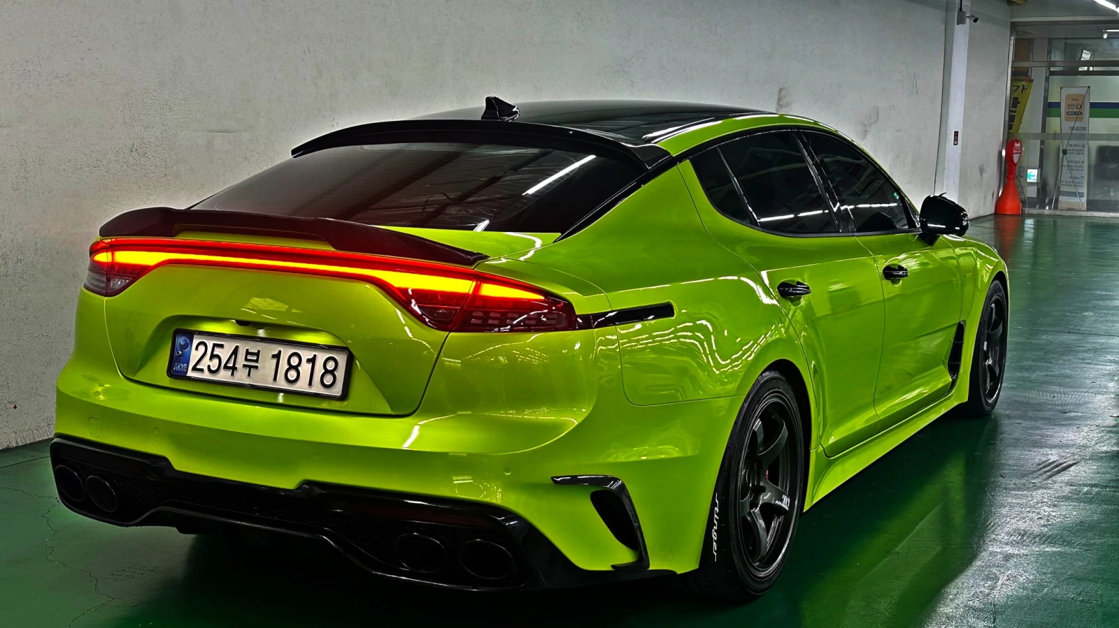 Kia Stinger 2021* CARBON* PLATINUM* 360* HUD* ОБДУХ* DIS, снимка 5 - Автомобили и джипове - 56061497