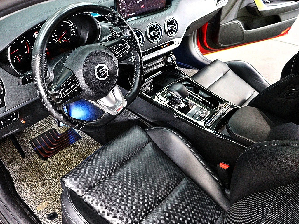 Kia Stinger 2021* CARBON* PLATINUM* 360* HUD* ОБДУХ* DIS, снимка 6 - Автомобили и джипове - 56061497