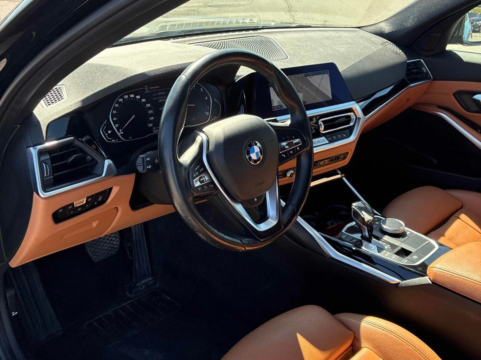 BMW 330 xDrive | Orange Leather , снимка 3 - Автомобили и джипове - 56139160