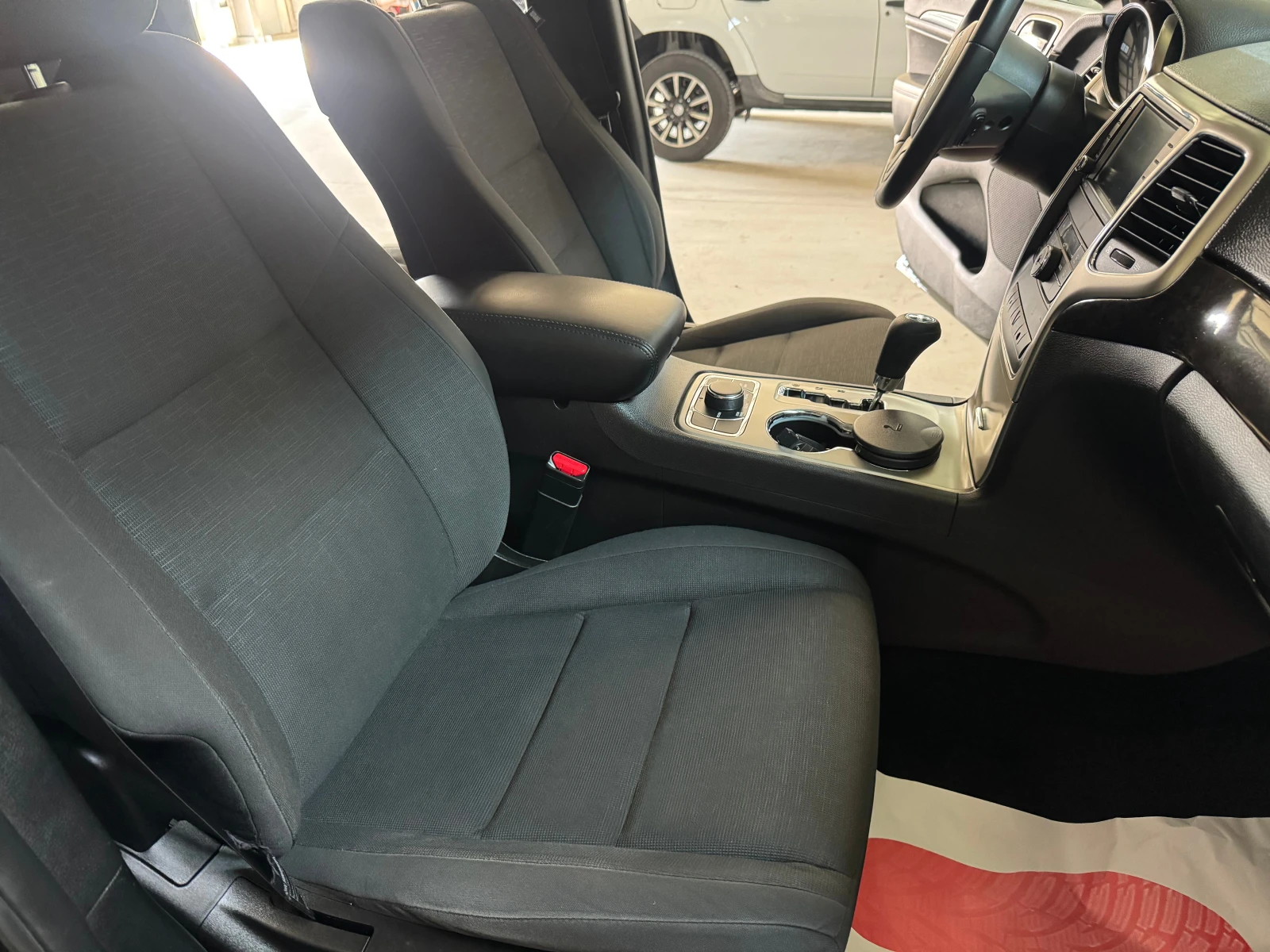 Jeep Grand cherokee 3.0 Diesel, снимка 8 - Автомобили и джипове - 54256267