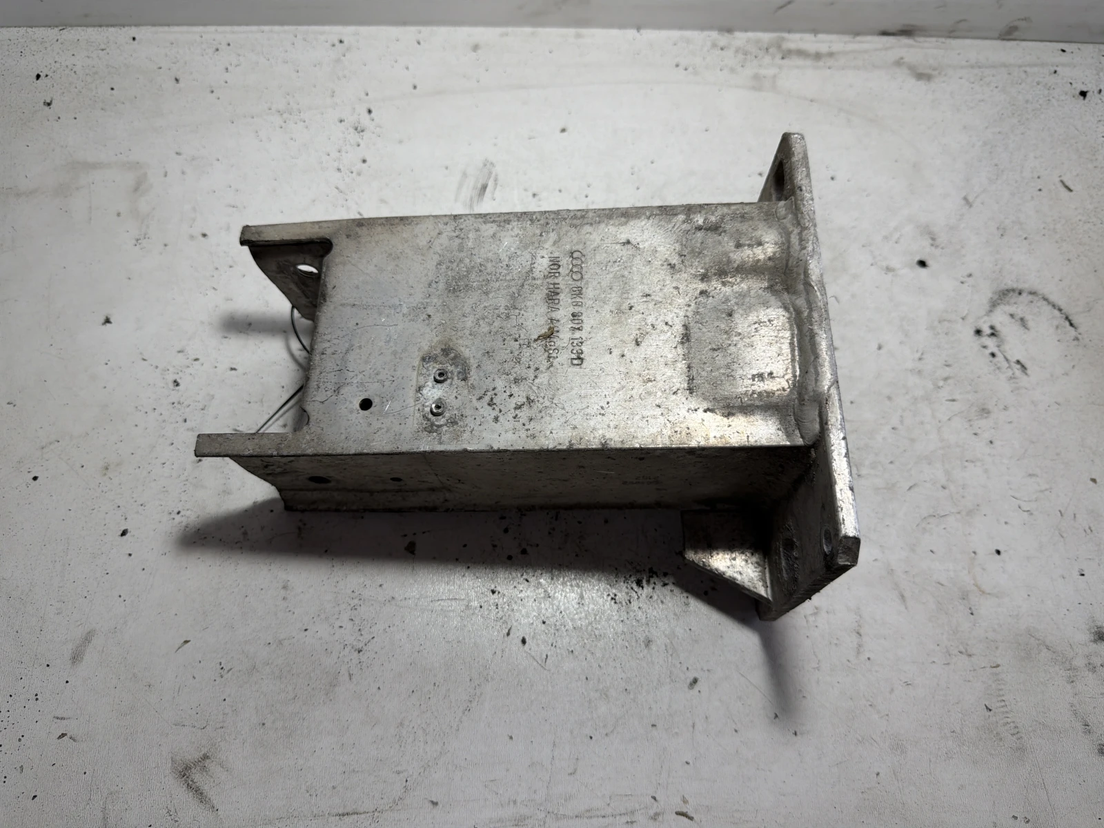 ляв рог основа предна броня 8K0807133D Audi A4