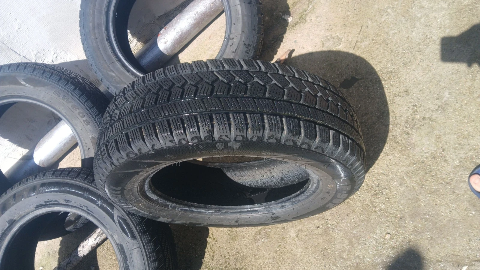 Гуми Зимни 195/65R15, снимка 3 - Гуми и джанти - 54665847