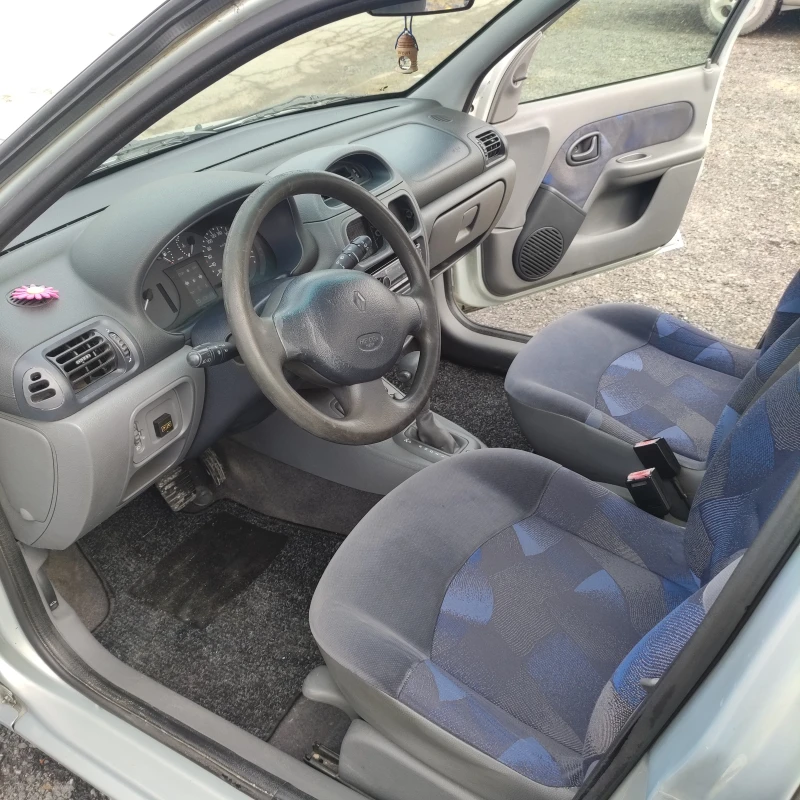 Renault Clio 1.4 Aвтоматик, снимка 9 - Автомобили и джипове - 49300623