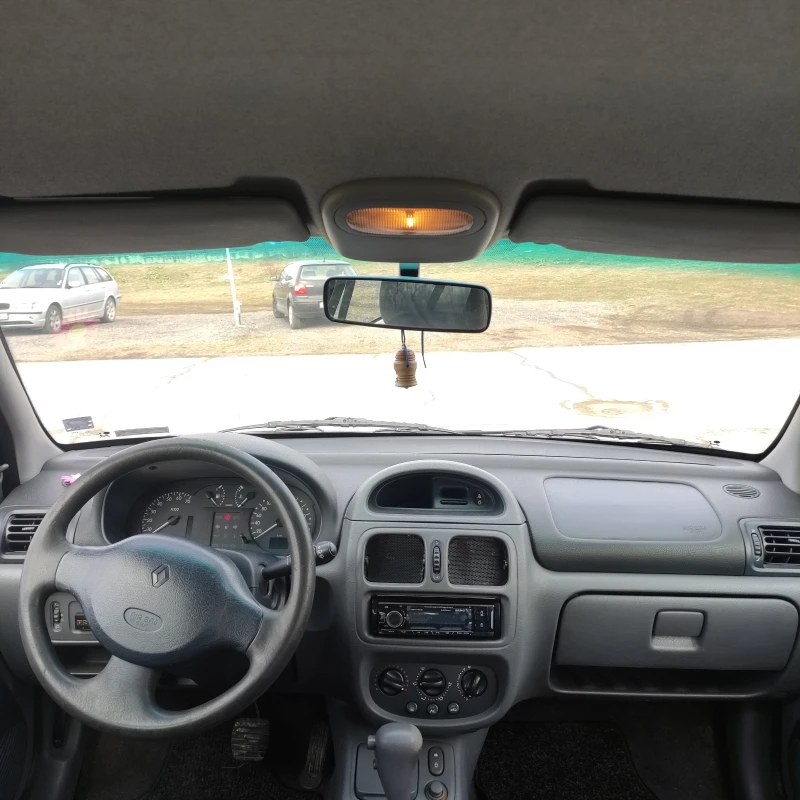 Renault Clio 1.4 Aвтоматик, снимка 10 - Автомобили и джипове - 49300623