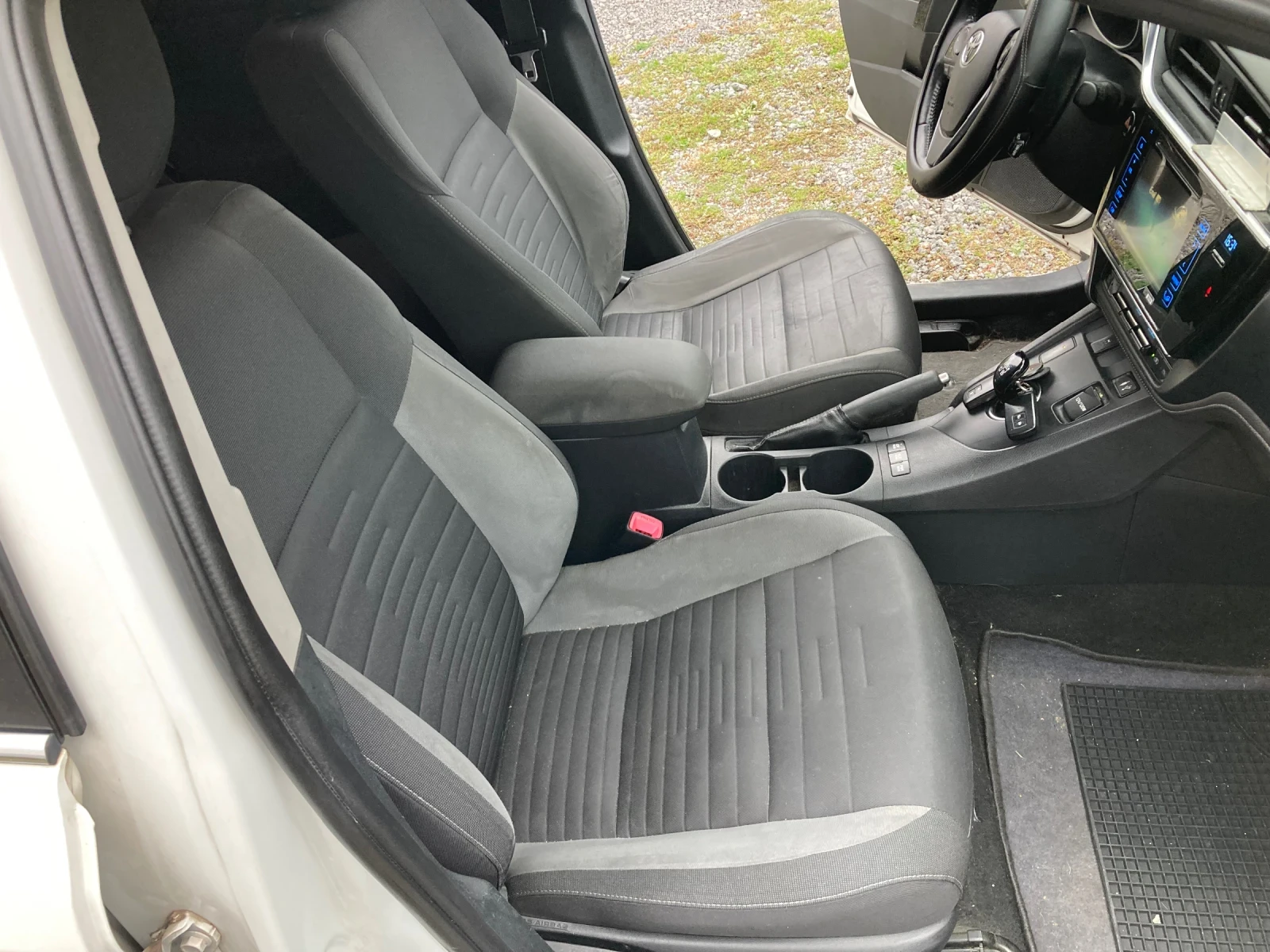 Toyota Auris 1.8 Hibrid 99 k.s - изображение 7