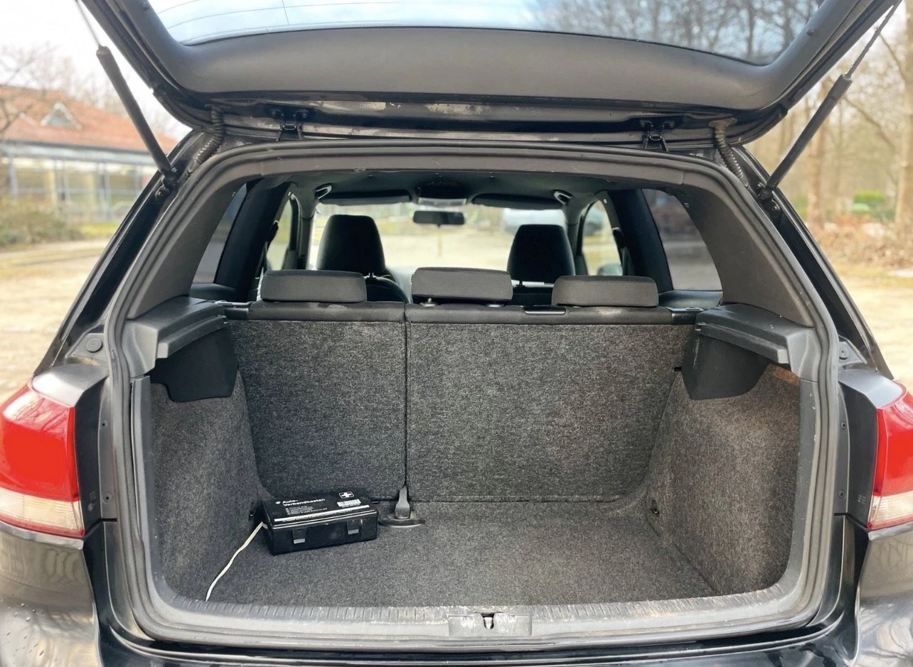 VW Golf 1.6 TDI , снимка 7 - Автомобили и джипове - 54955672