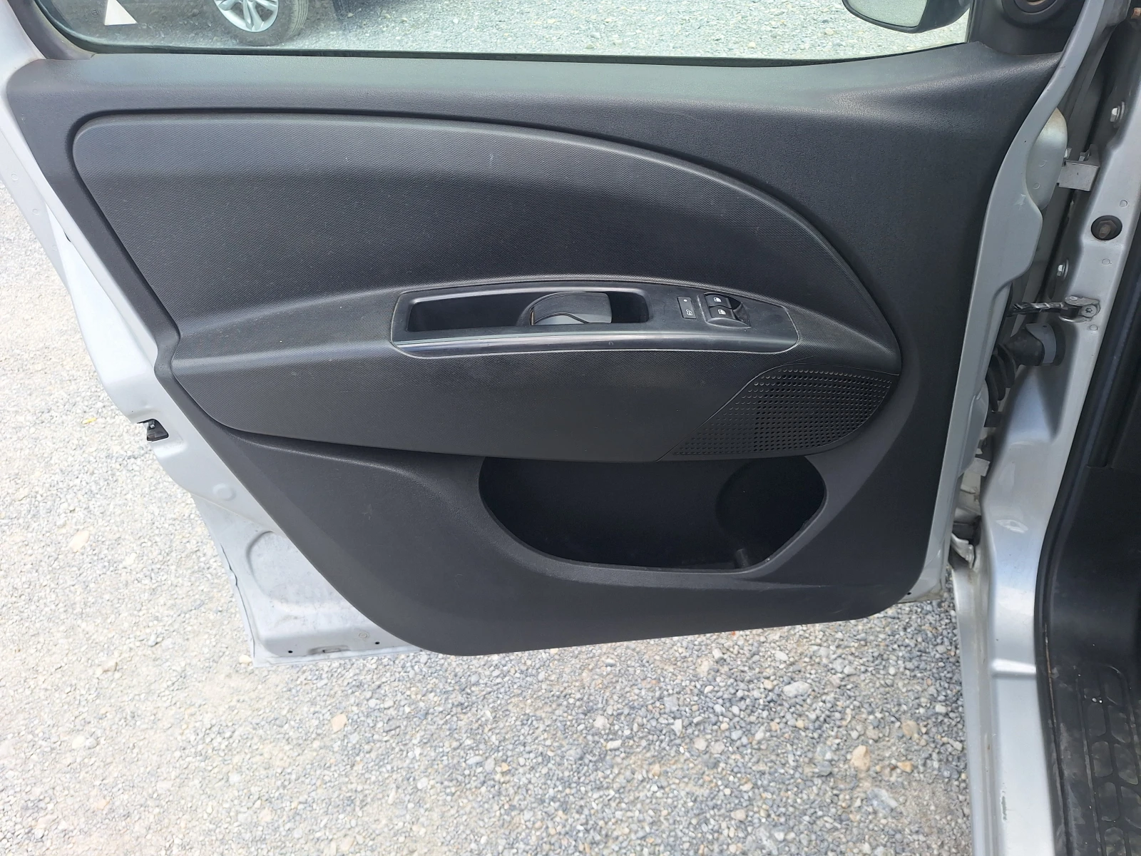 Opel Combo 1.3cdti, снимка 10 - Автомобили и джипове - 55659337