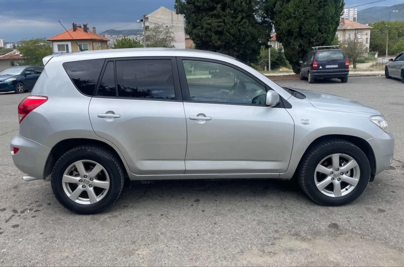 Toyota Rav4 2.2 D-4D, снимка 3 - Автомобили и джипове - 47396425