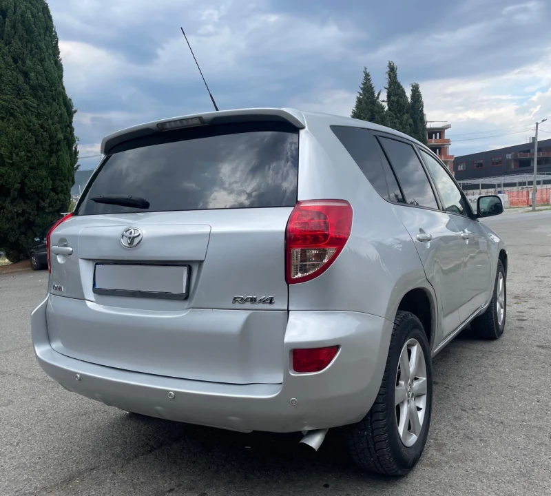 Toyota Rav4 2.2 D-4D, снимка 5 - Автомобили и джипове - 47396425