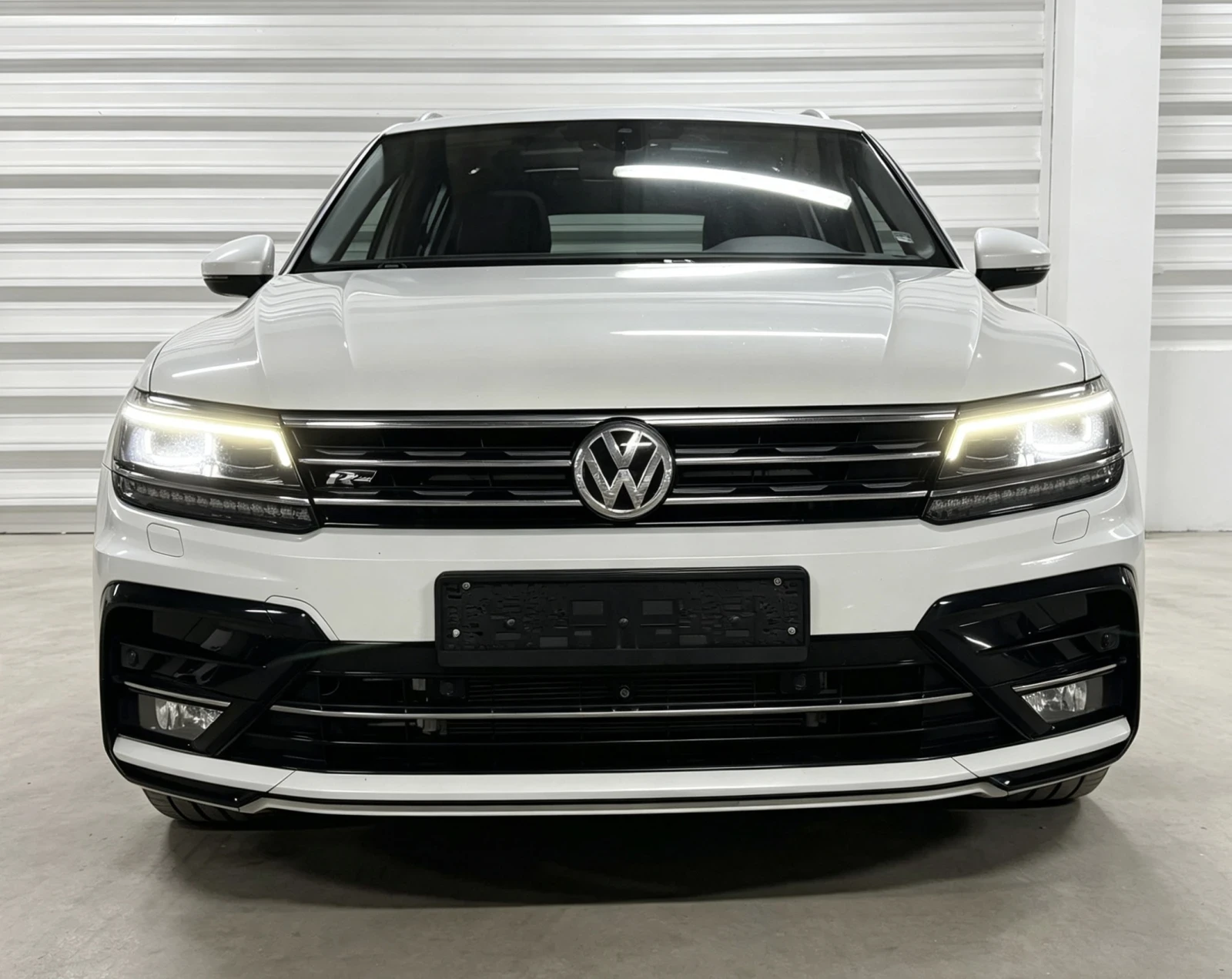 VW Tiguan 2.0 BiTDI/R-Line/4Motion/360Cam/Panorama/Acc, снимка 2 - Автомобили и джипове - 55364960