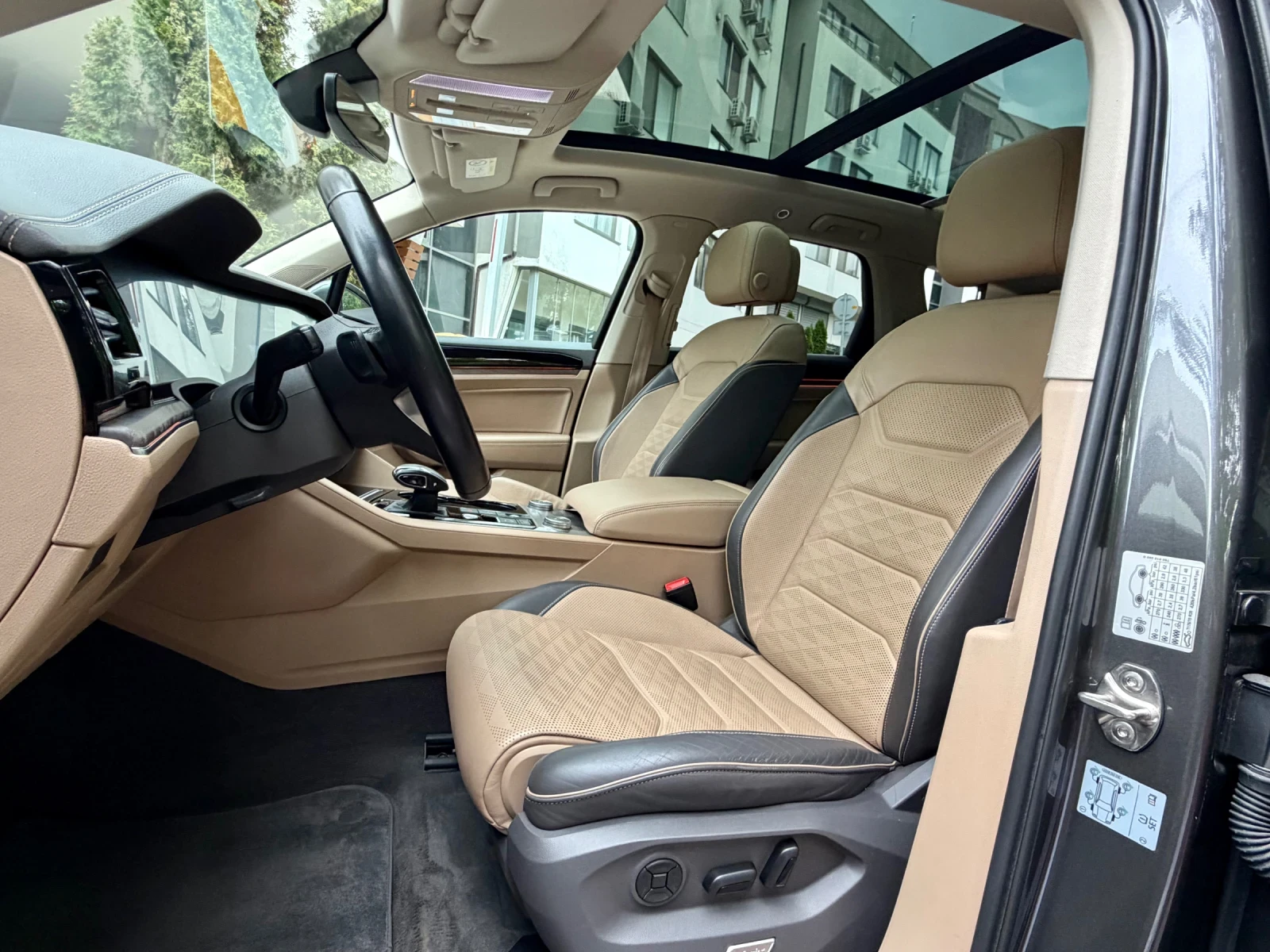VW Touareg 3.0 Plug in Hybrid  Facelift, снимка 10 - Автомобили и джипове - 56273379