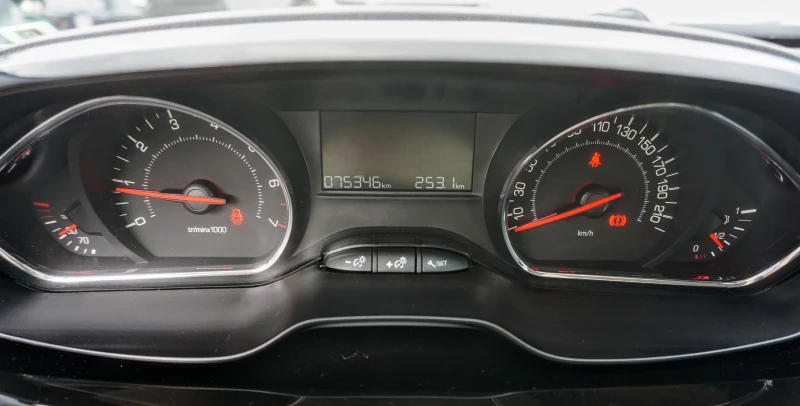 Peugeot 208 1.2i PURETECH ACTIVE, снимка 9 - Автомобили и джипове - 50166352
