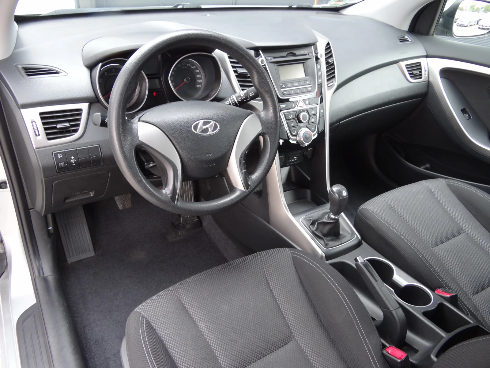 Hyundai I30 1.4i - 100k.c. / Климатик / 6-скопрости / Euro-5 / - изображение 8