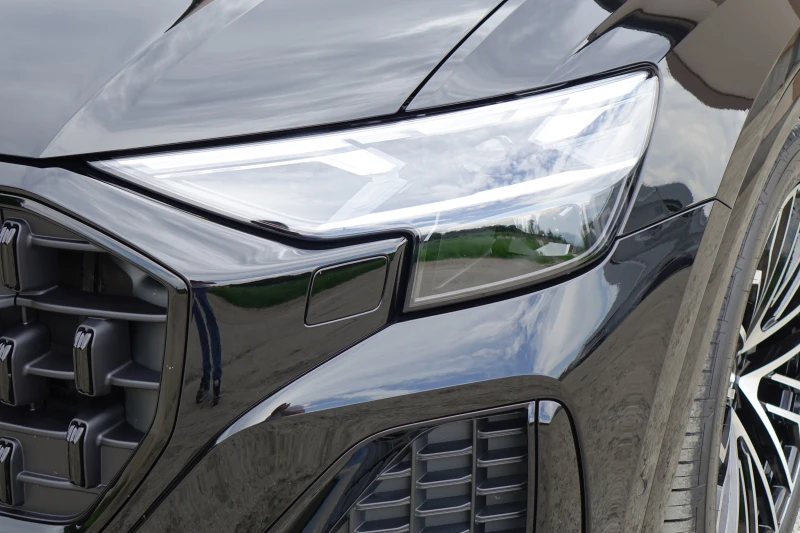 Audi Q8 S-LINE* FACELIFT* OLED LIGHT* HEAD UP DISPLAY* 360, снимка 4 - Автомобили и джипове - 52175752