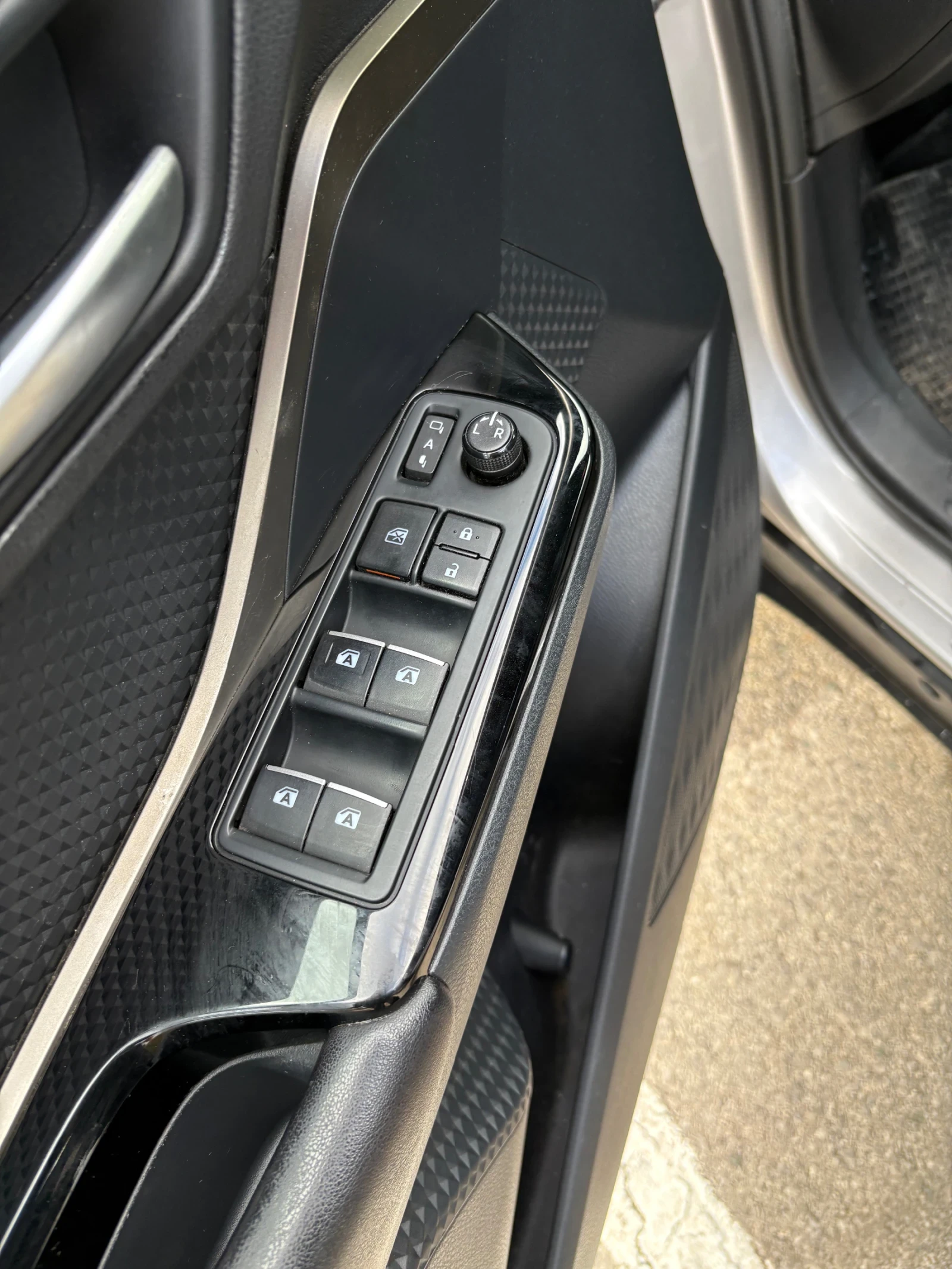 Toyota C-HR 1.8 , снимка 11 - Автомобили и джипове - 53534144