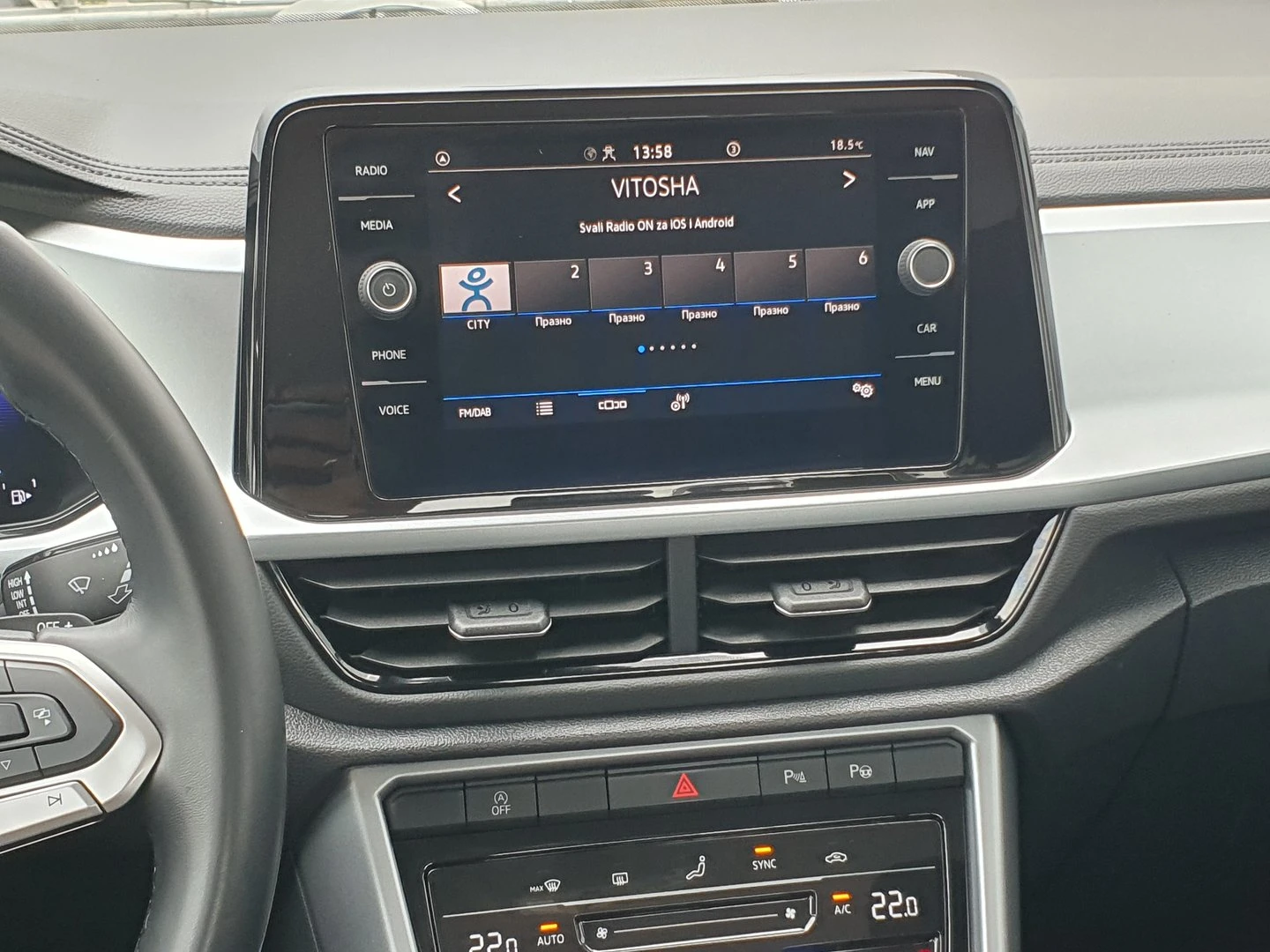 VW T-Roc, снимка 8 - Автомобили и джипове - 56633599