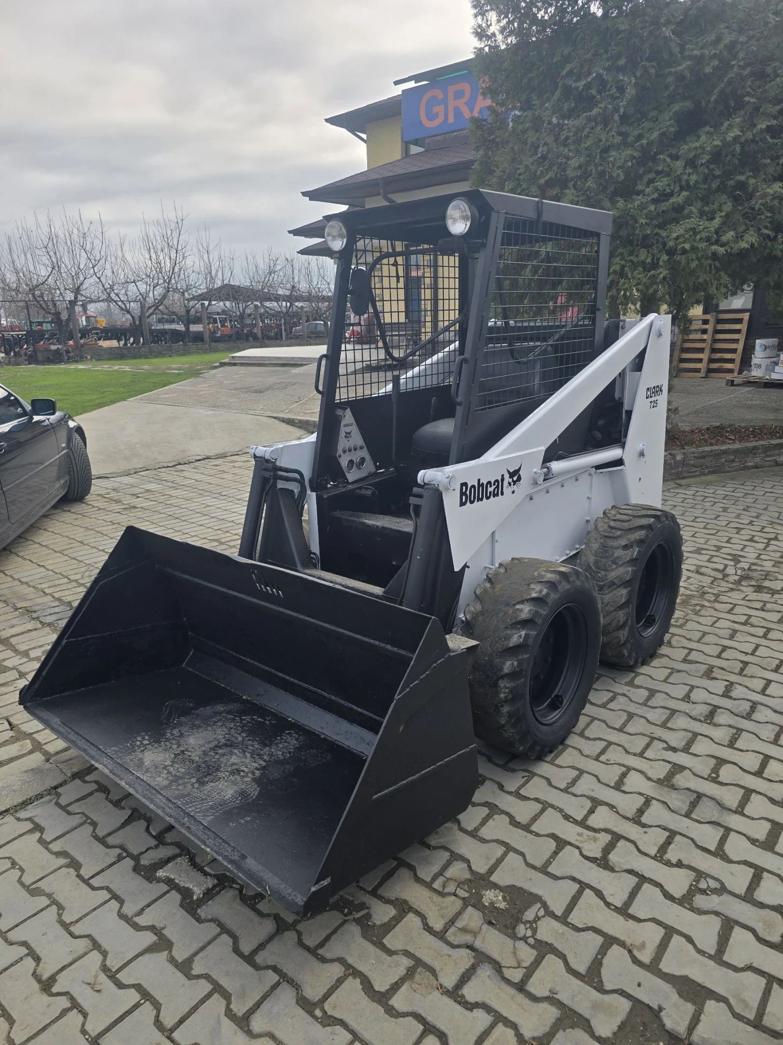 Мини челни товарачи Bobcat 725 - изображение 3