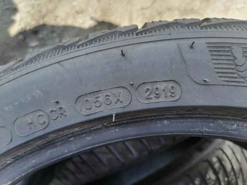 Гуми Зимни 225/40R18, снимка 9 - Гуми и джанти - 32080017