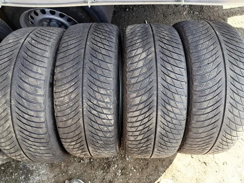 Гуми Зимни 225/40R18, снимка 2 - Гуми и джанти - 32080017