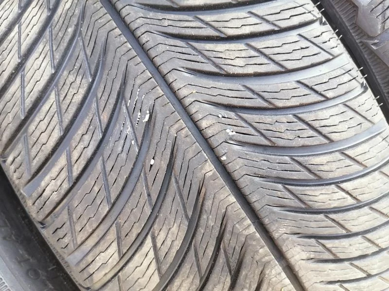 Гуми Зимни 225/40R18, снимка 3 - Гуми и джанти - 32080017