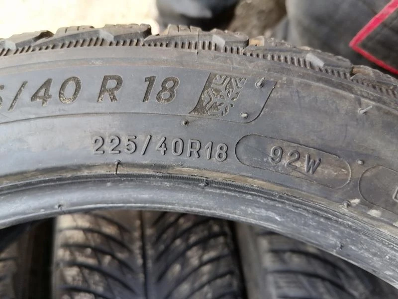 Гуми Зимни 225/40R18, снимка 12 - Гуми и джанти - 32080017