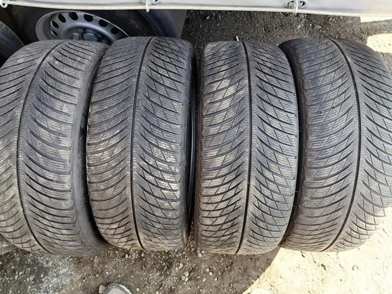 Гуми Зимни 225/40R18, снимка 1 - Гуми и джанти - 32080017