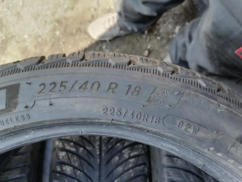 Гуми Зимни 225/40R18, снимка 8 - Гуми и джанти - 32080017