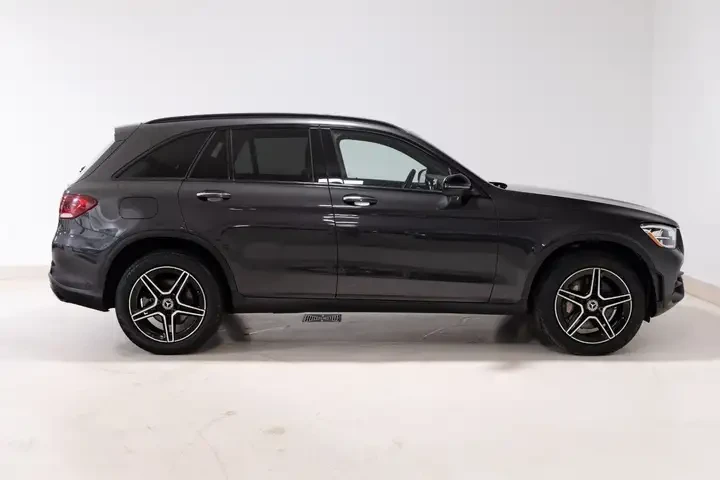 Mercedes-Benz GLC 300 /Premium Pckg/AMG Pckg/Blind Spot/CARFAX, снимка 3 - Автомобили и джипове - 55157647