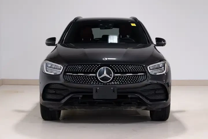 Mercedes-Benz GLC 300 /Premium Pckg/AMG Pckg/Blind Spot/CARFAX, снимка 2 - Автомобили и джипове - 55157647