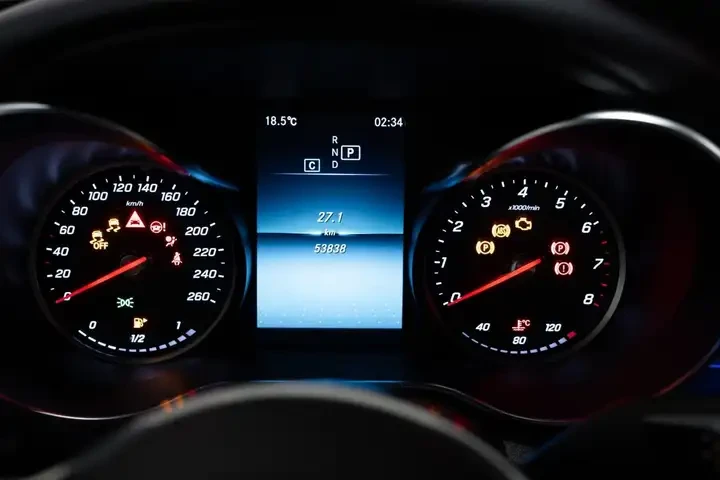 Mercedes-Benz GLC 300 /Premium Pckg/AMG Pckg/Blind Spot/CARFAX, снимка 13 - Автомобили и джипове - 55157647