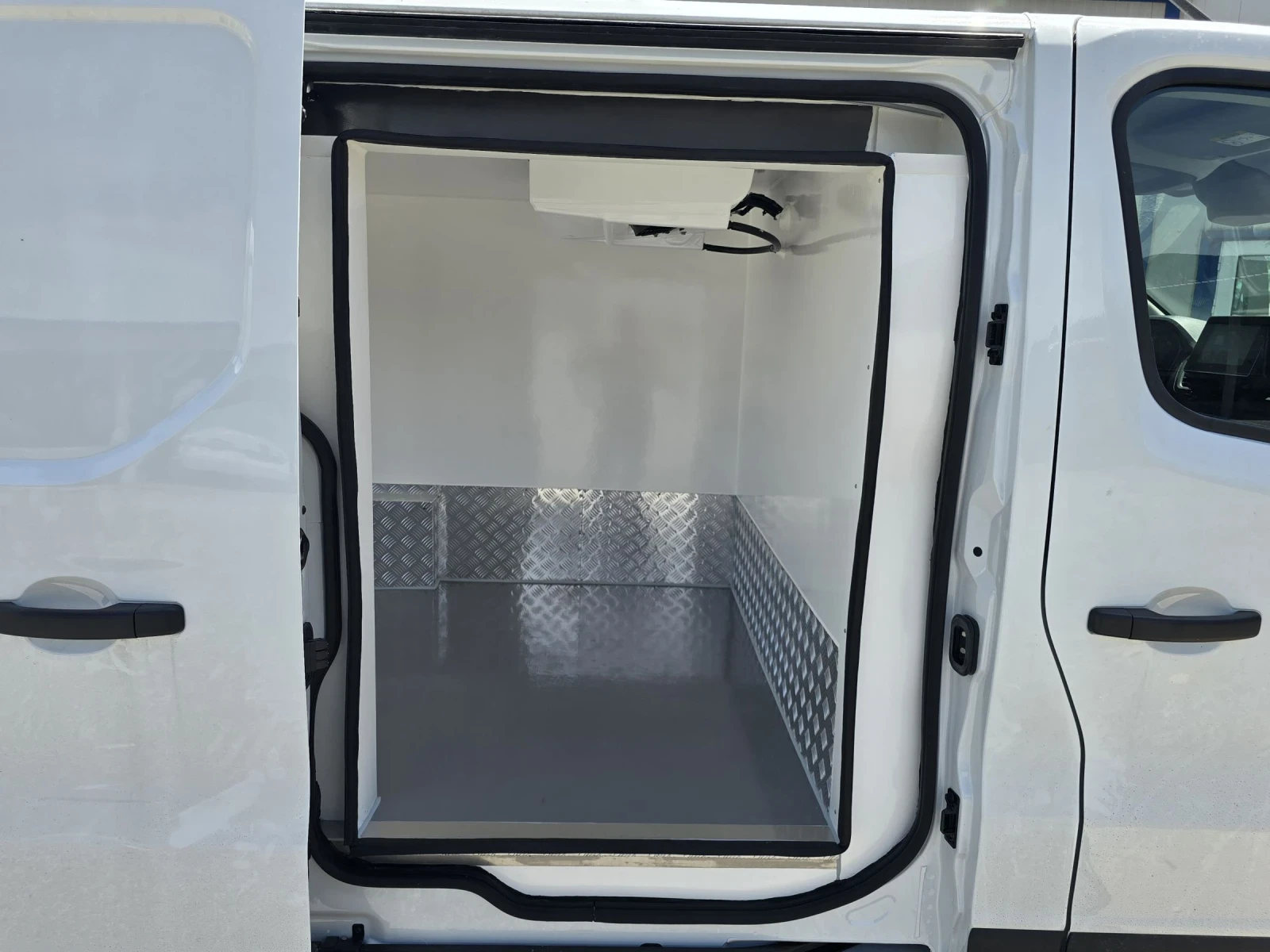 Renault Trafic НОВ ХЛАДИЛЕН - изображение 10