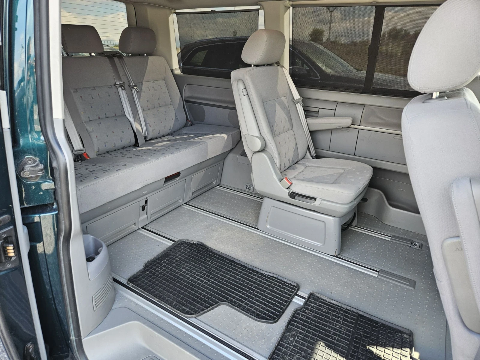 VW Multivan 2.5 TDI 6места, снимка 11 - Бусове и автобуси - 54390445