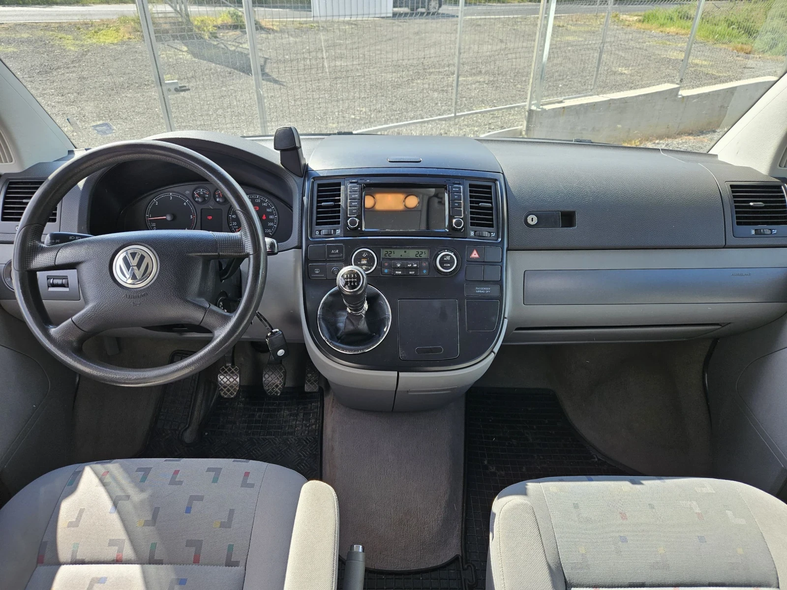 VW Multivan 2.5 TDI 6места, снимка 12 - Бусове и автобуси - 54390445