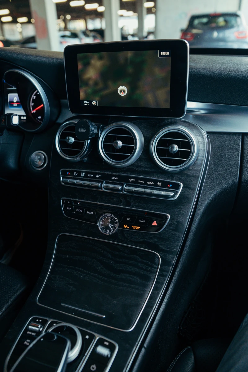 Mercedes-Benz C 300 AMG* 4-MATIC* LED, снимка 13 - Автомобили и джипове - 52667009