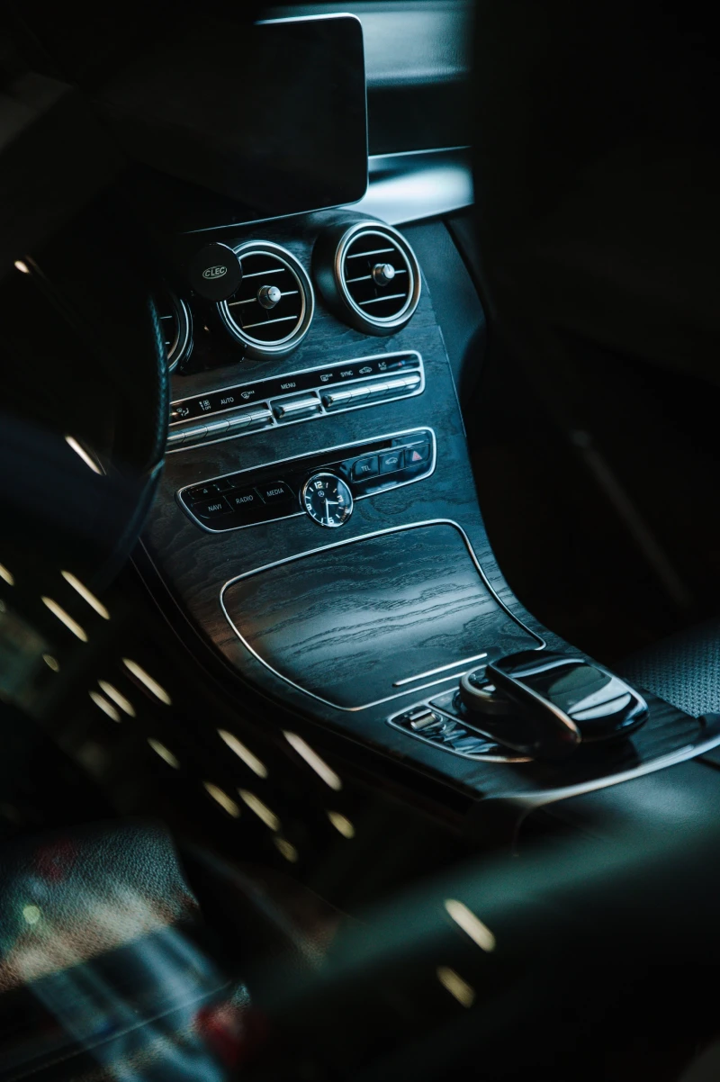 Mercedes-Benz C 300 AMG* 4-MATIC* LED, снимка 12 - Автомобили и джипове - 52667009