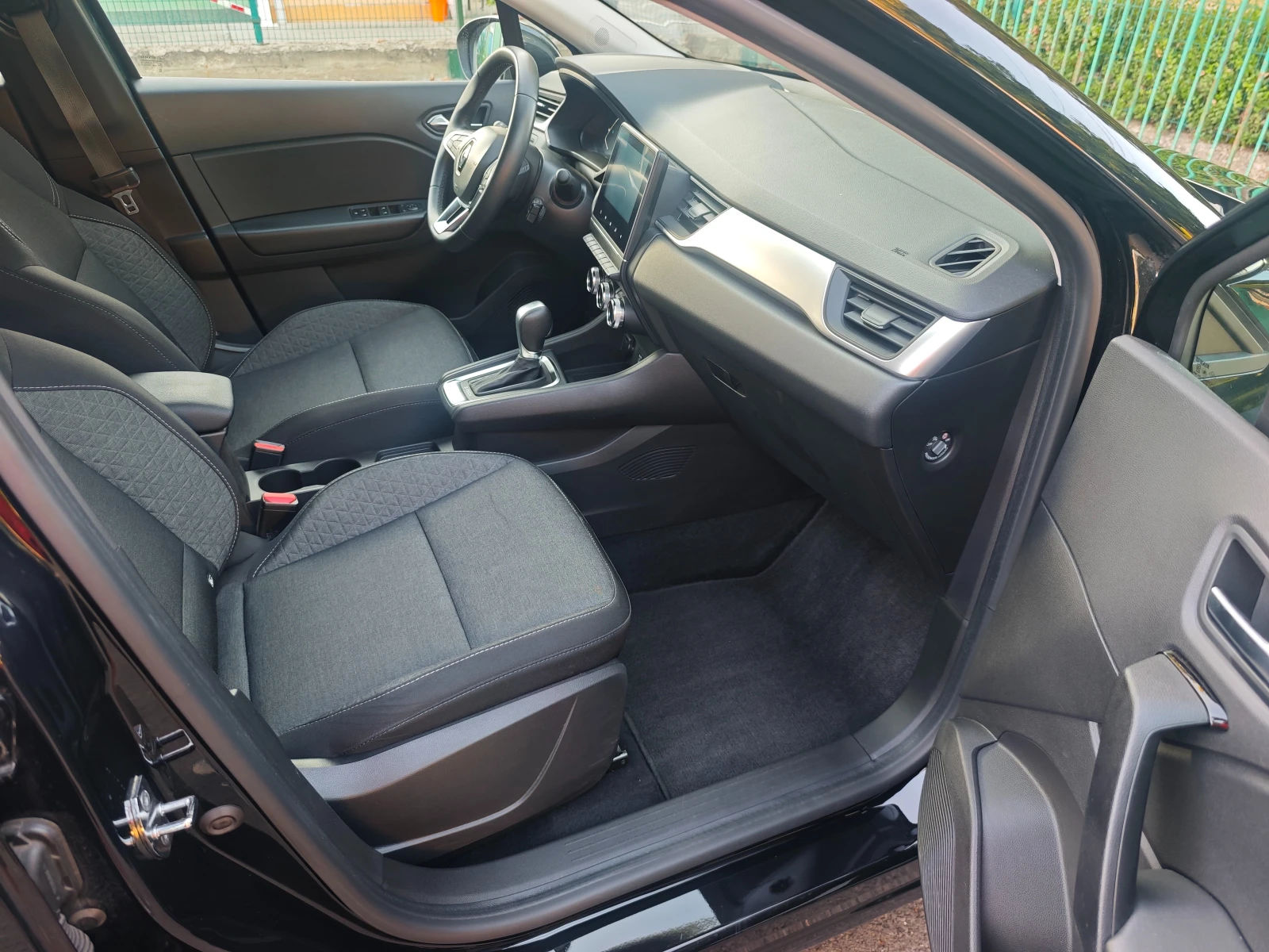 Renault Captur 1.6 E-Tech Hybrid, снимка 10 - Автомобили и джипове - 55514311