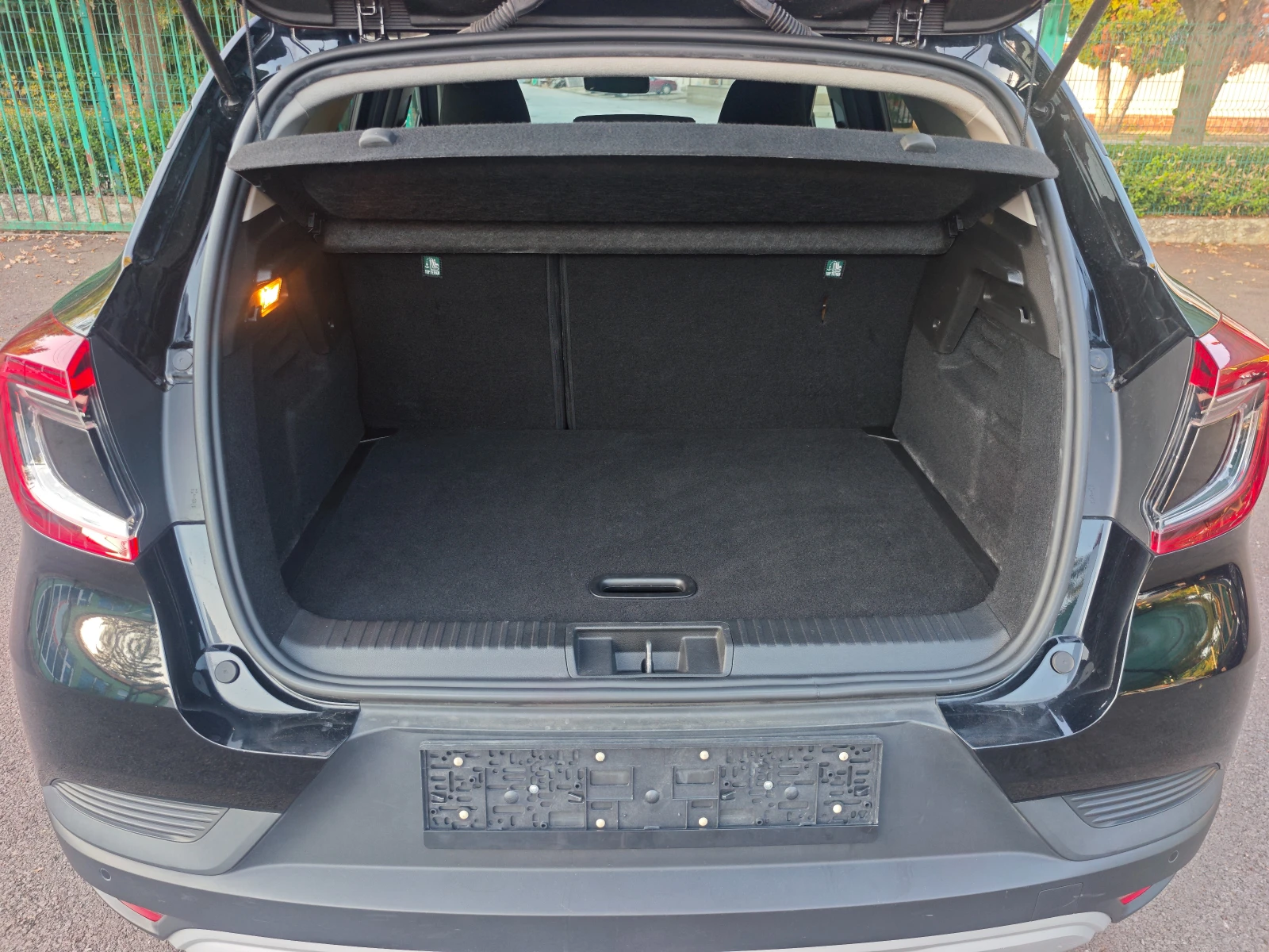 Renault Captur 1.6 E-Tech Hybrid, снимка 11 - Автомобили и джипове - 55514311