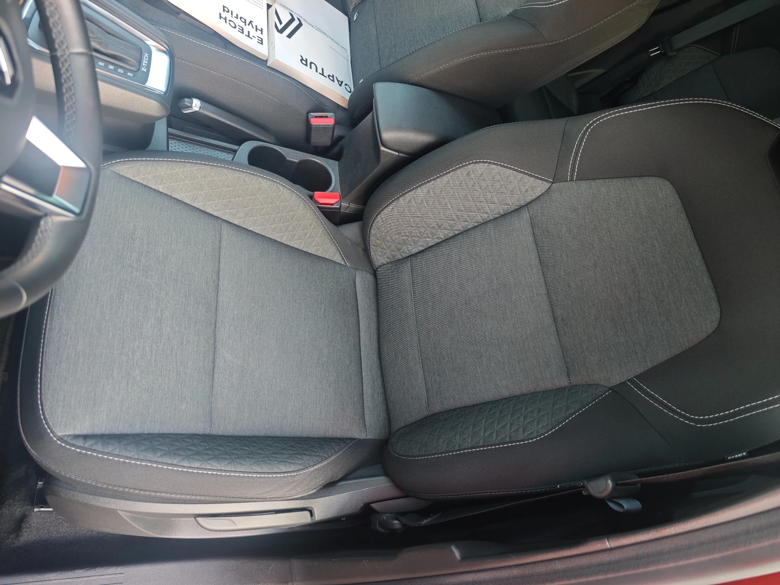 Renault Captur 1.6 E-Tech Hybrid, снимка 9 - Автомобили и джипове - 55514311