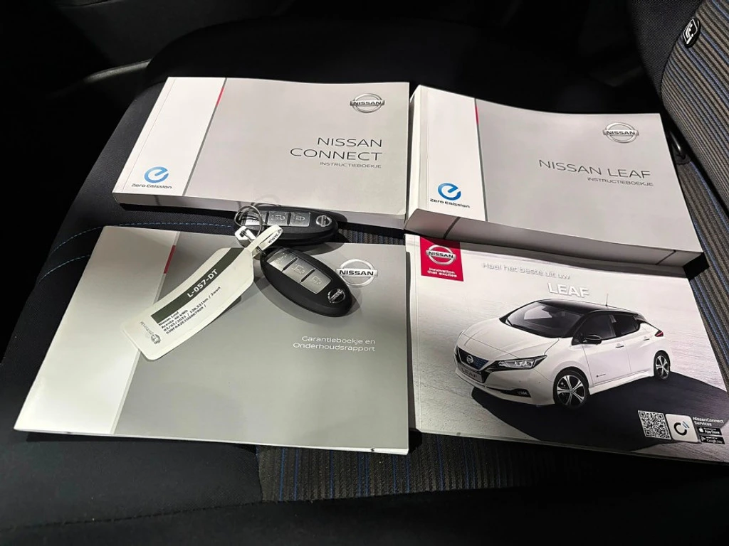 Nissan Leaf   40kWh Acenta 87.53% SoH Navi, снимка 12 - Автомобили и джипове - 56711211