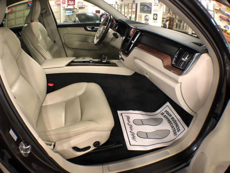 Volvo XC60 * MOMENTUM B6 AWD LEATHER PAN/ROOF NAV CAMERA * CA, снимка 17 - Автомобили и джипове - 53537722