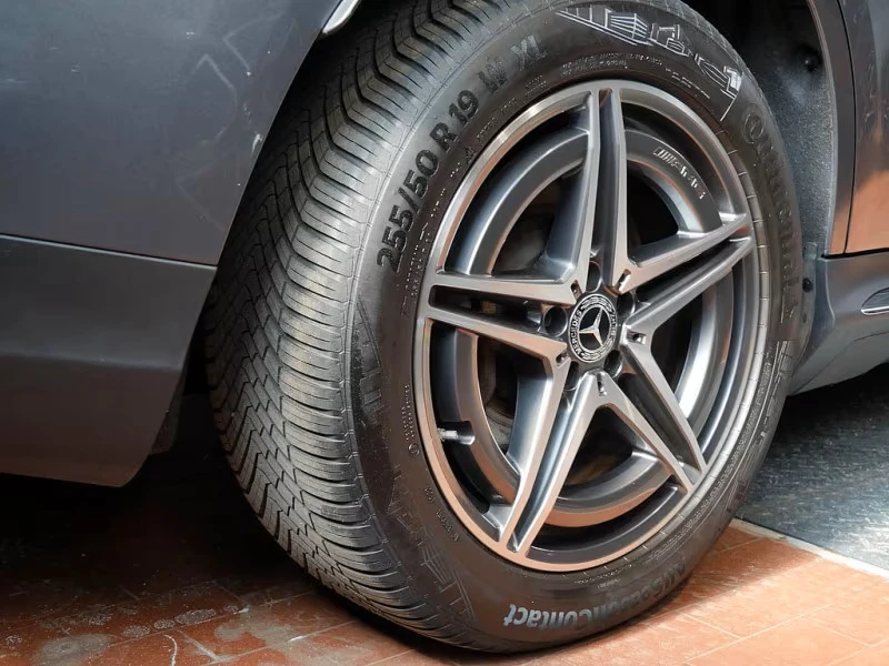 Mercedes-Benz EQC  400 4M AMG Distr Kamera360 , снимка 5 - Автомобили и джипове - 54679540