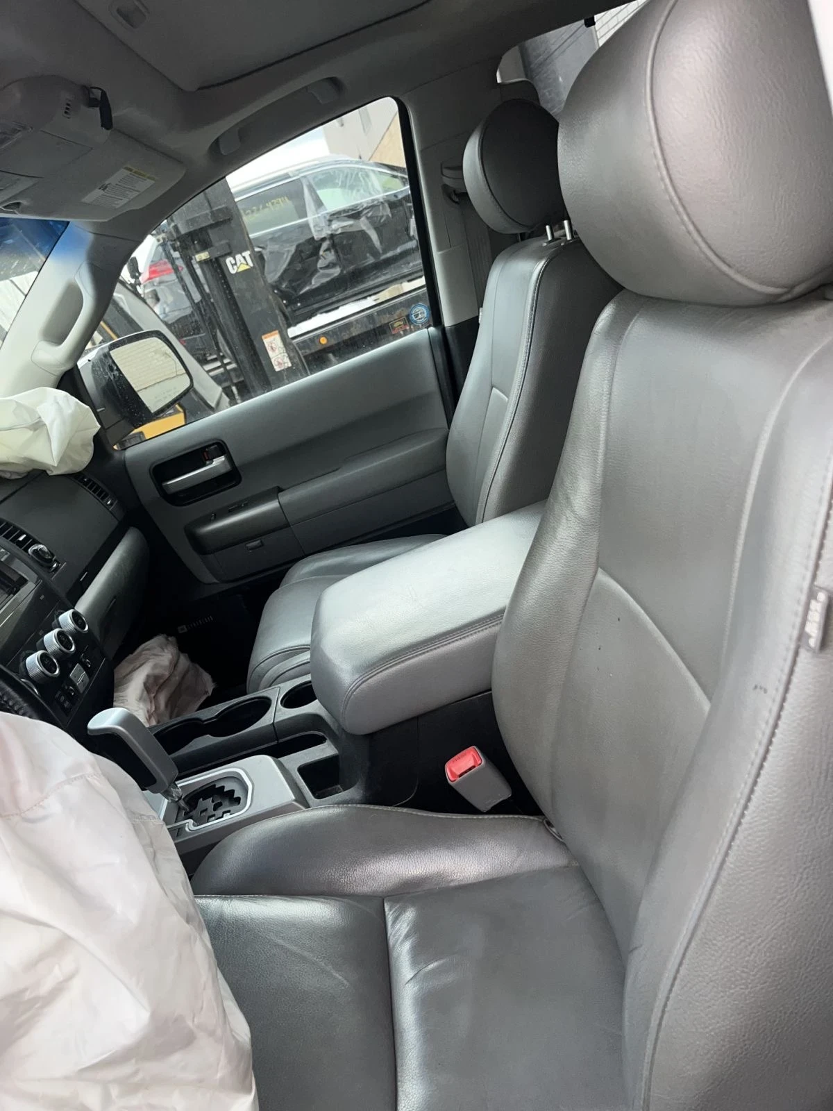 Toyota Sequoia 5.7i 4x4 Limited - изображение 9