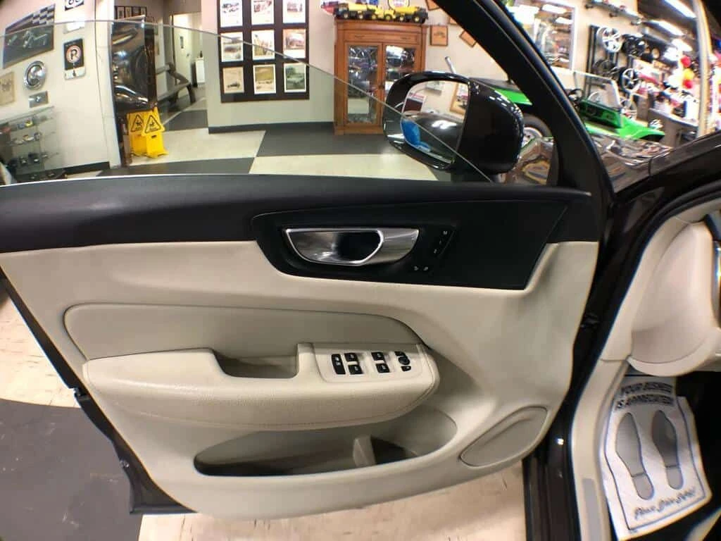 Volvo XC60 * MOMENTUM B6 AWD LEATHER PAN/ROOF NAV CAMERA * CA | Mobile.bg � ����������� 12