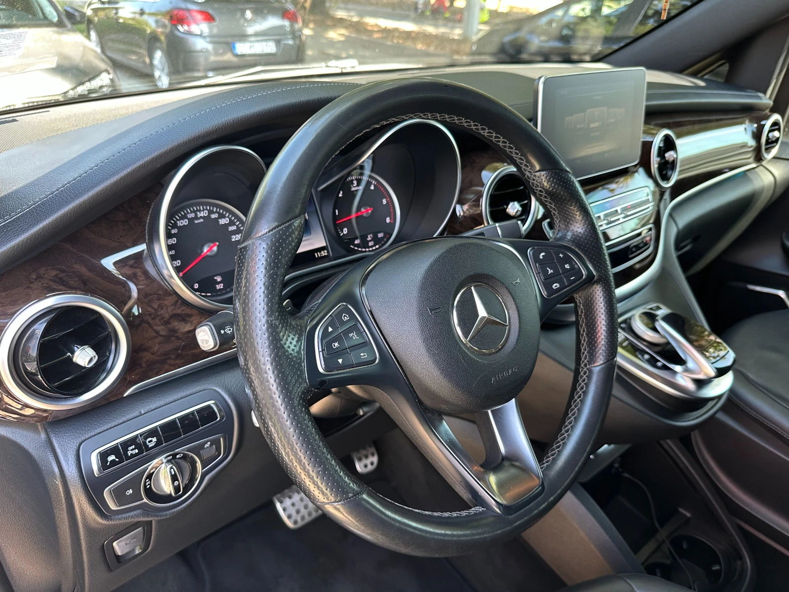 Mercedes-Benz V 250 d Extralong 7+ 1 Места Burmester 360, снимка 7 - Бусове и автобуси - 55796861